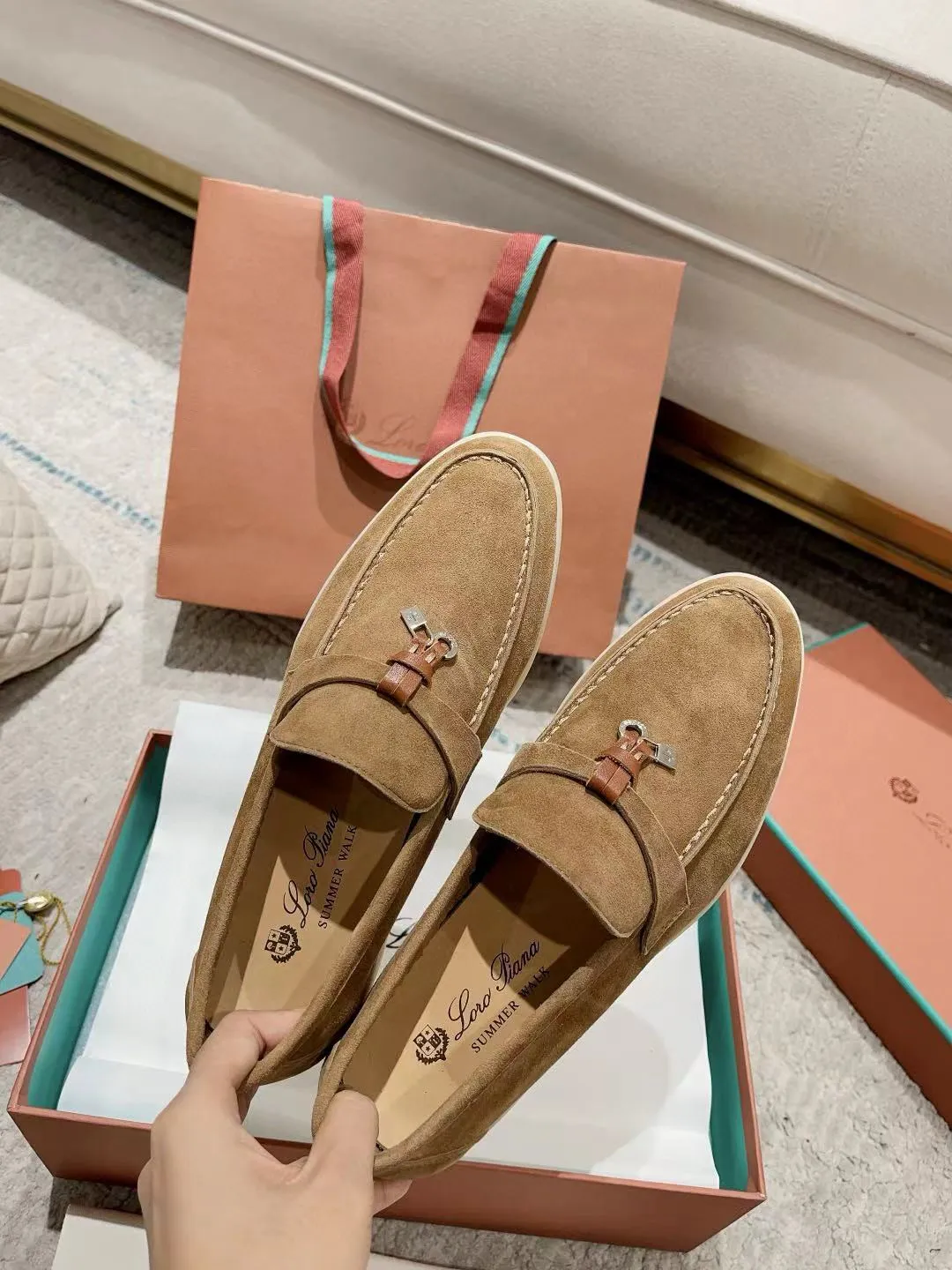 Factory price: 520💰4050 new color. Original purchase, 1⃣️: 1⃣️ folded and developed, Loro Piana professional model to try on feet, quality purchase level, flash sale of common products on the market, welcome to compare, original packaging. Fabric: Imported from Italy🐑High mercerized shearling, Lining: Hand-sewn mark thread in water-dyed cowhide imported from Italy🧵, high-end and elegant. Comfortable on the feet. Size: Women's 35-42 (41, 42) customized, non-returnable, men's 38-45 (46, 47, 48) customized, non-refundable. Fashionable boutiques that you can’t miss, a must-have item
